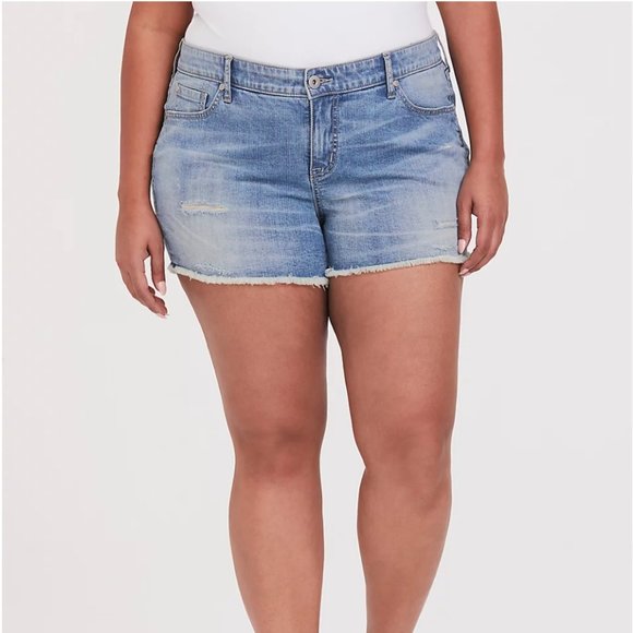 Torrid HIGH RISE SHORT SHORT - VINTAGE STRETCH LIGHT WASH  Size 26 (4X) - Picture 2 of 8